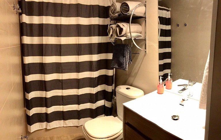 A pasos de Clinica: Parking + Cama King + Wifi