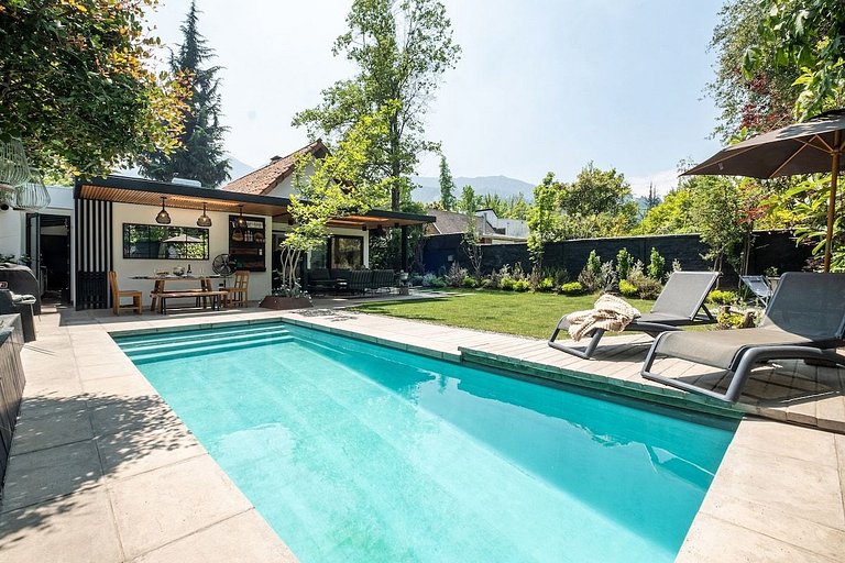 Amplia Casa en Vitacura con piscina veraniega