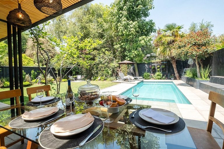Amplia Casa en Vitacura con piscina veraniega