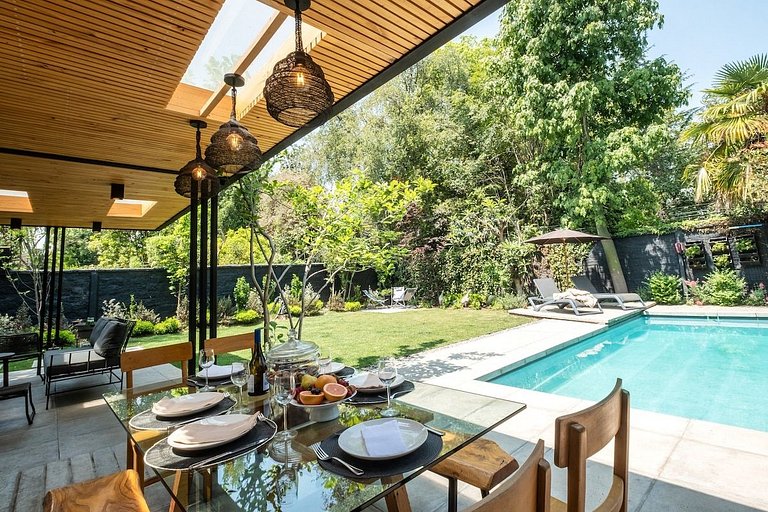 Amplia Casa en Vitacura con piscina veraniega