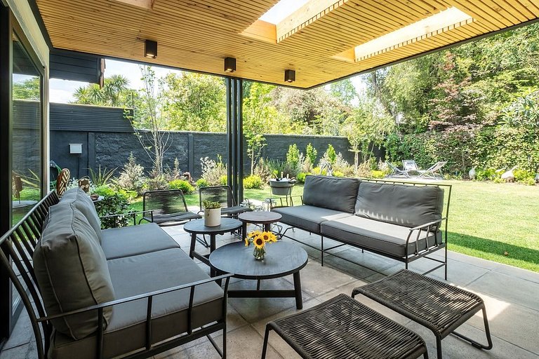 Amplia Casa en Vitacura con piscina veraniega