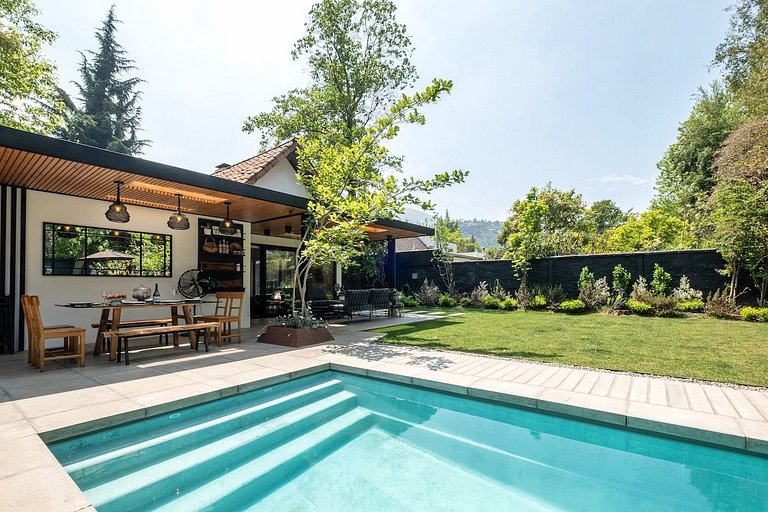 Amplia Casa en Vitacura con piscina veraniega