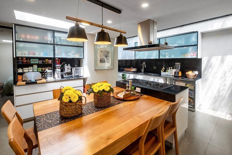 Amplia Casa en Vitacura con piscina veraniega