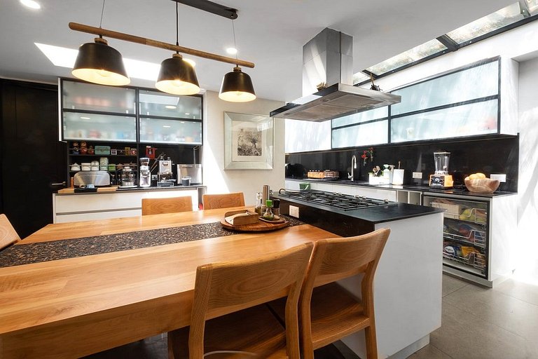 Amplia Casa en Vitacura con piscina veraniega