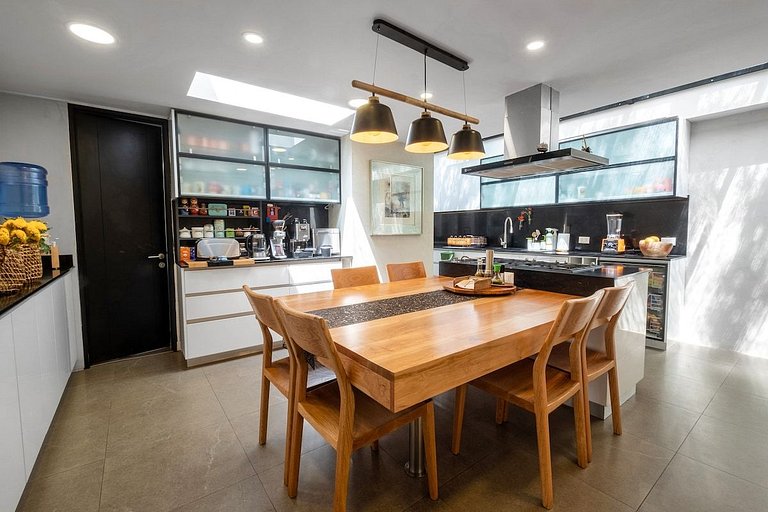 Amplia Casa en Vitacura con piscina veraniega