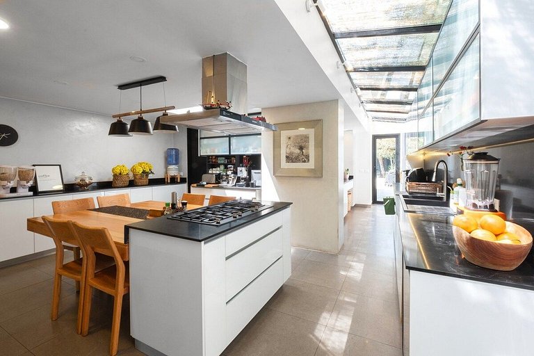 Amplia Casa en Vitacura con piscina veraniega