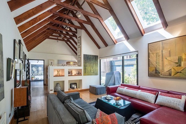 Amplia Casa en Vitacura con piscina veraniega