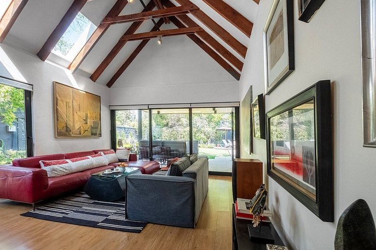 Amplia Casa en Vitacura con piscina veraniega