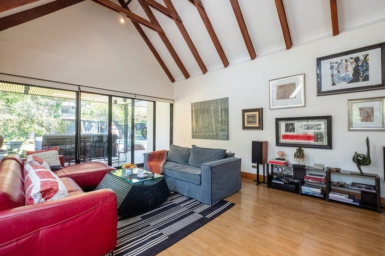 Amplia Casa en Vitacura con piscina veraniega