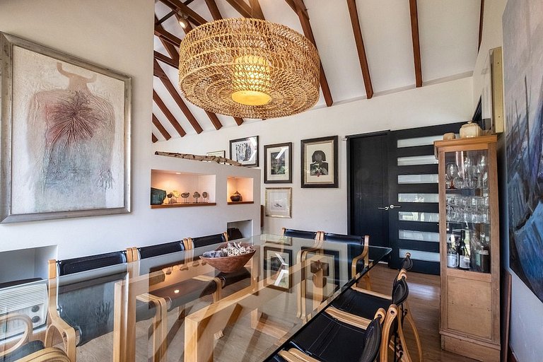 Amplia Casa en Vitacura con piscina veraniega