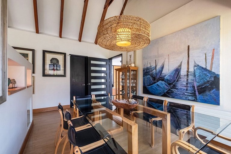 Amplia Casa en Vitacura con piscina veraniega