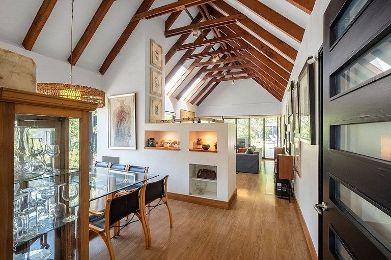 Amplia Casa en Vitacura con piscina veraniega