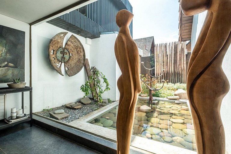 Amplia Casa en Vitacura con piscina veraniega