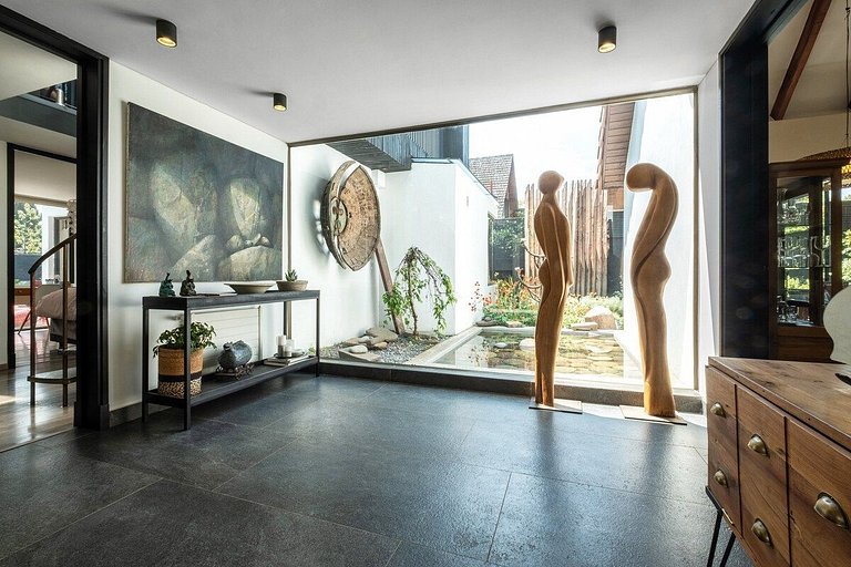 Amplia Casa en Vitacura con piscina veraniega