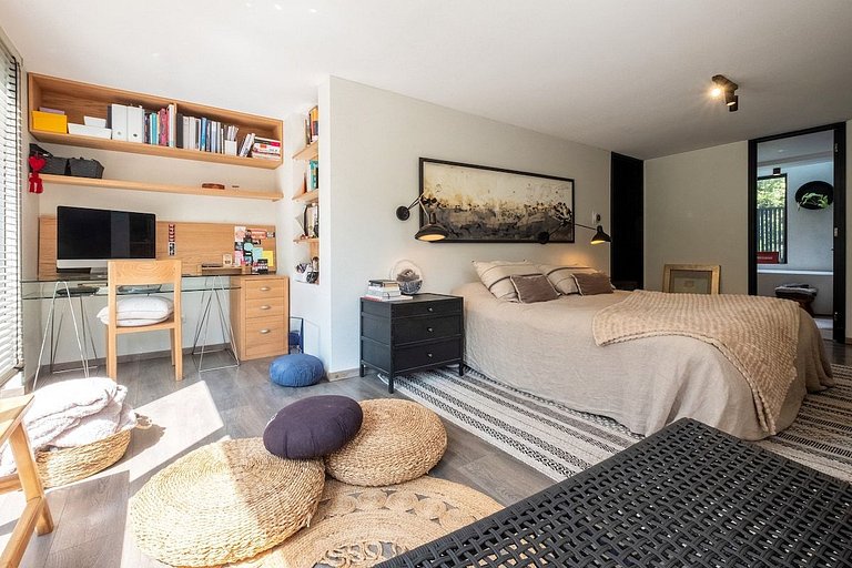 Amplia Casa en Vitacura con piscina veraniega