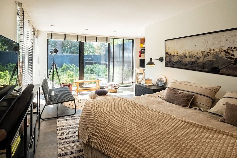 Amplia Casa en Vitacura con piscina veraniega