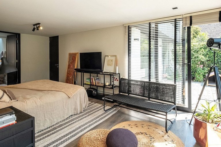 Amplia Casa en Vitacura con piscina veraniega