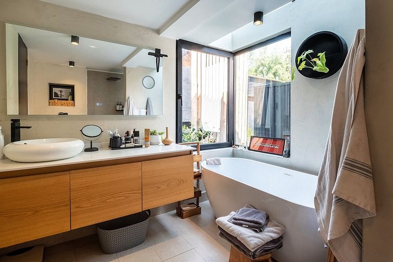 Amplia Casa en Vitacura con piscina veraniega