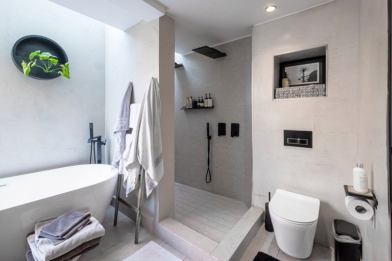 Amplia Casa en Vitacura con piscina veraniega