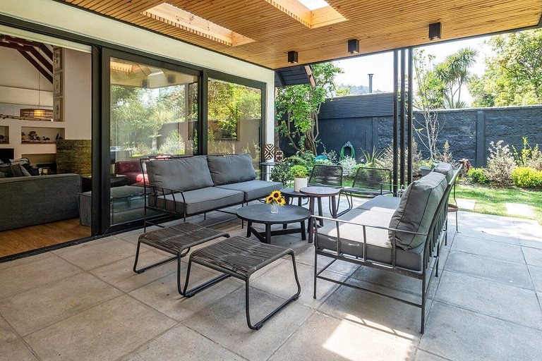 Amplia Casa en Vitacura con piscina veraniega