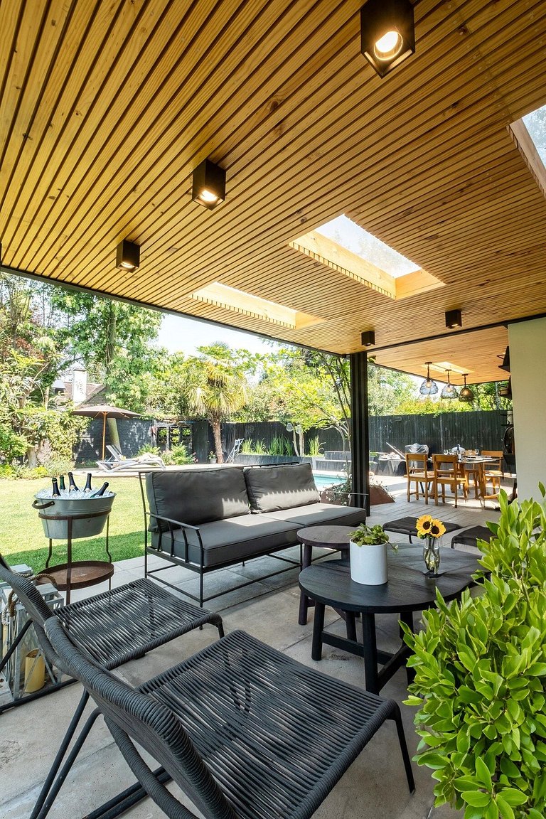 Amplia Casa en Vitacura con piscina veraniega