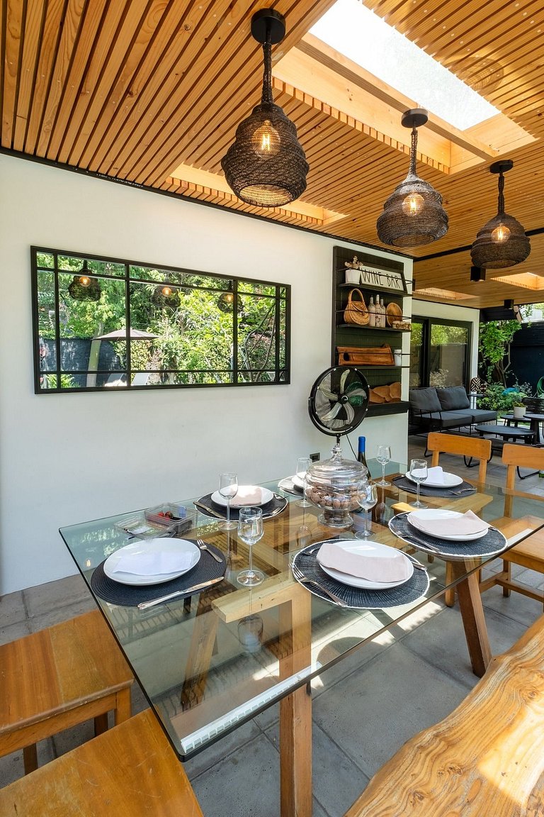 Amplia Casa en Vitacura con piscina veraniega