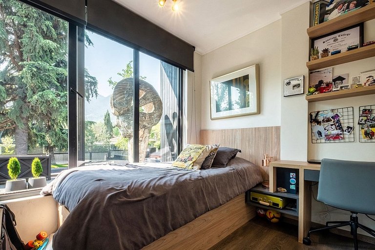 Amplia Casa en Vitacura con piscina veraniega