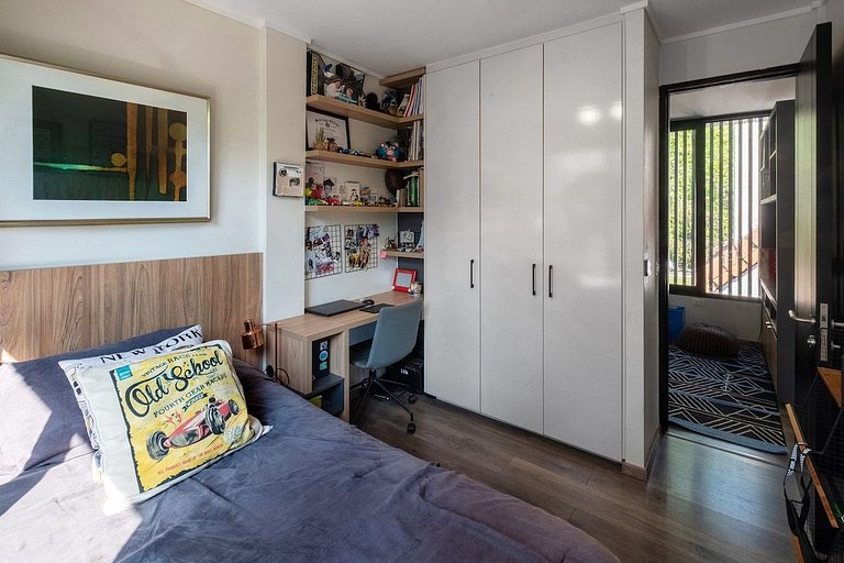 Amplia Casa en Vitacura con piscina veraniega