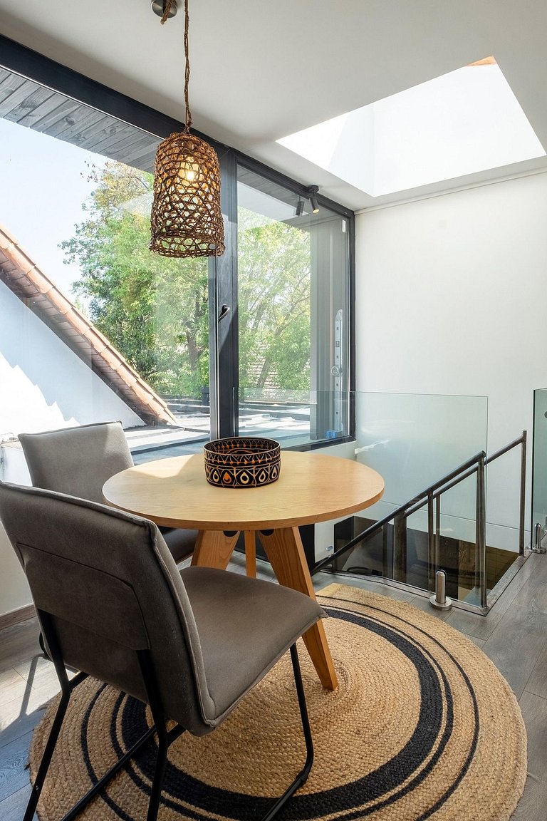 Amplia Casa en Vitacura con piscina veraniega