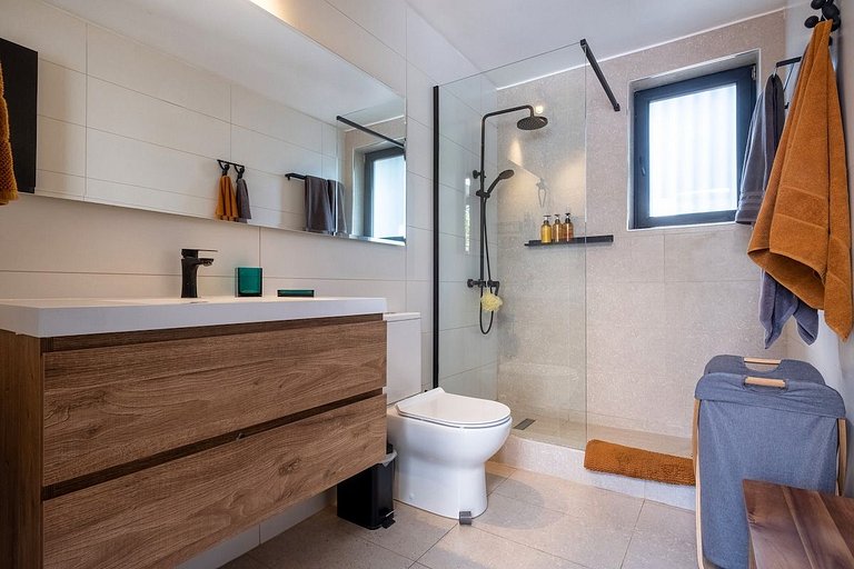 Amplia Casa en Vitacura con piscina veraniega