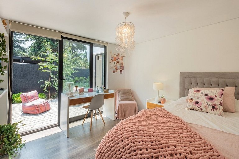 Amplia Casa en Vitacura con piscina veraniega