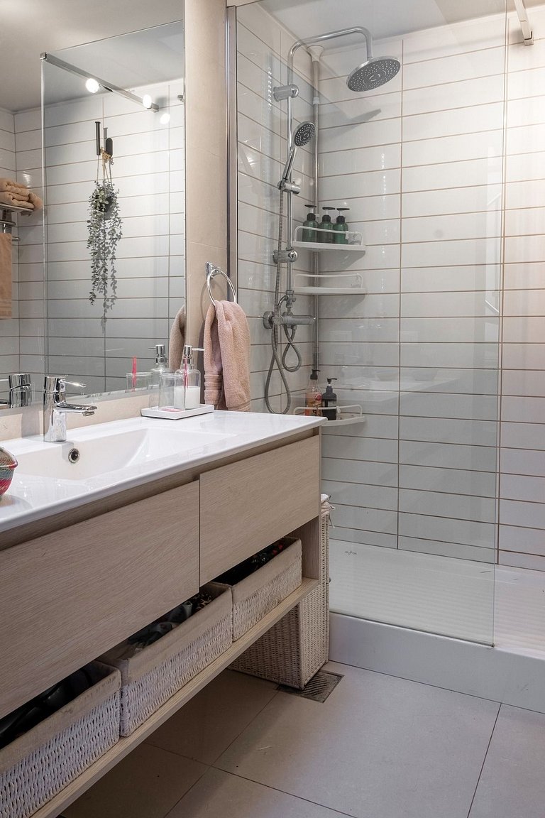 Amplia Casa en Vitacura con piscina veraniega