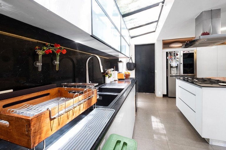 Amplia Casa en Vitacura con piscina veraniega