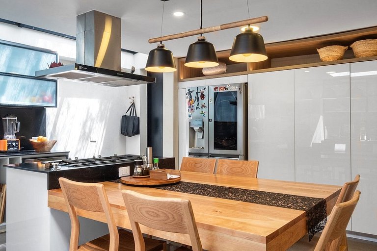 Amplia Casa en Vitacura con piscina veraniega