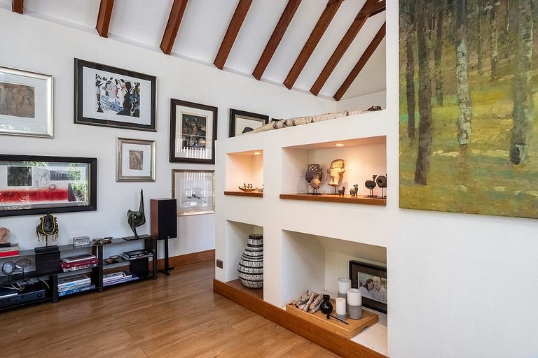 Amplia Casa en Vitacura con piscina veraniega