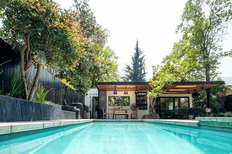Amplia Casa en Vitacura con piscina veraniega