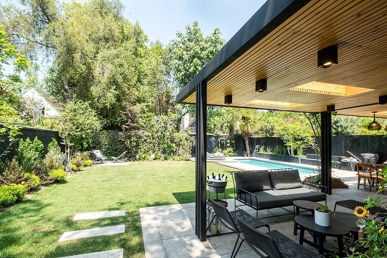 Amplia Casa en Vitacura con piscina veraniega