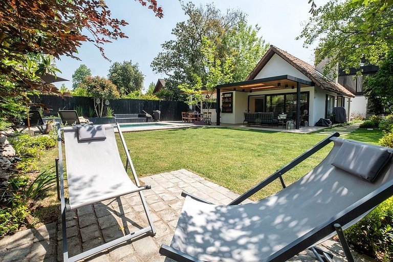 Amplia Casa en Vitacura con piscina veraniega