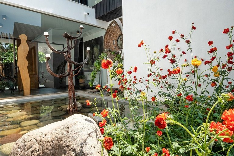 Amplia Casa en Vitacura con piscina veraniega