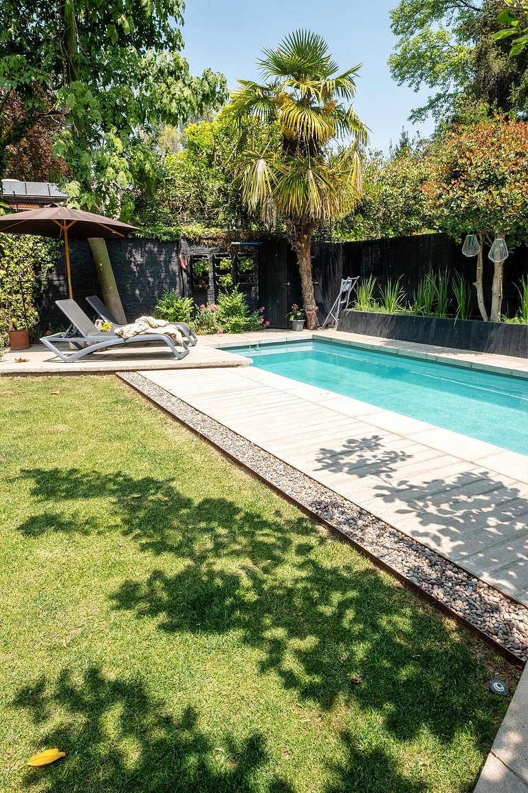 Amplia Casa en Vitacura con piscina veraniega