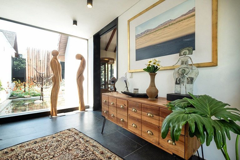 Amplia Casa en Vitacura con piscina veraniega