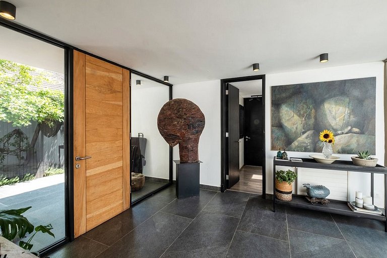 Amplia Casa en Vitacura con piscina veraniega