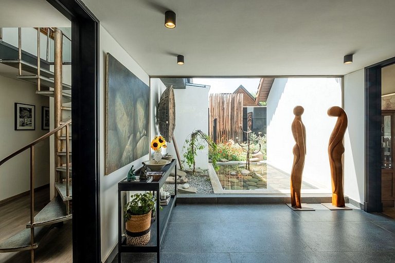 Amplia Casa en Vitacura con piscina veraniega