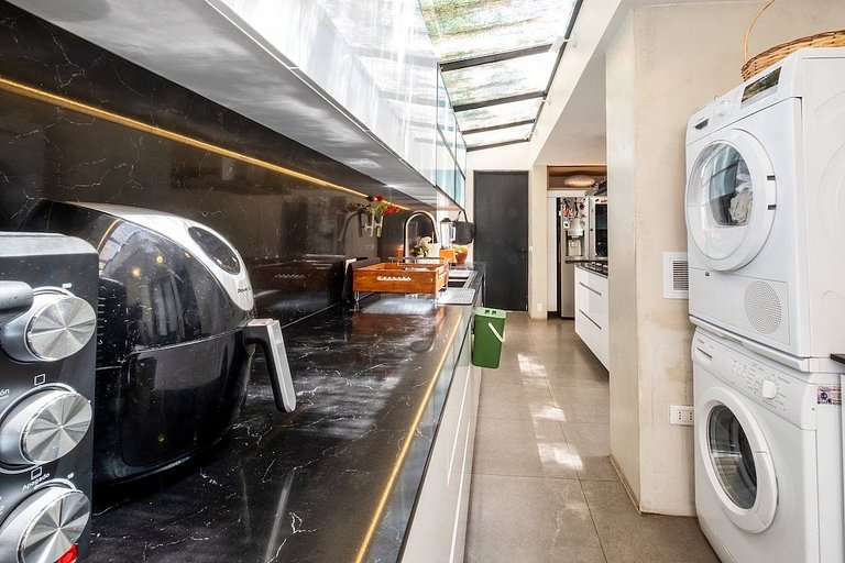 Amplia Casa en Vitacura con piscina veraniega