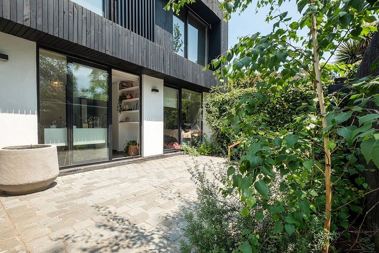 Amplia Casa en Vitacura con piscina veraniega