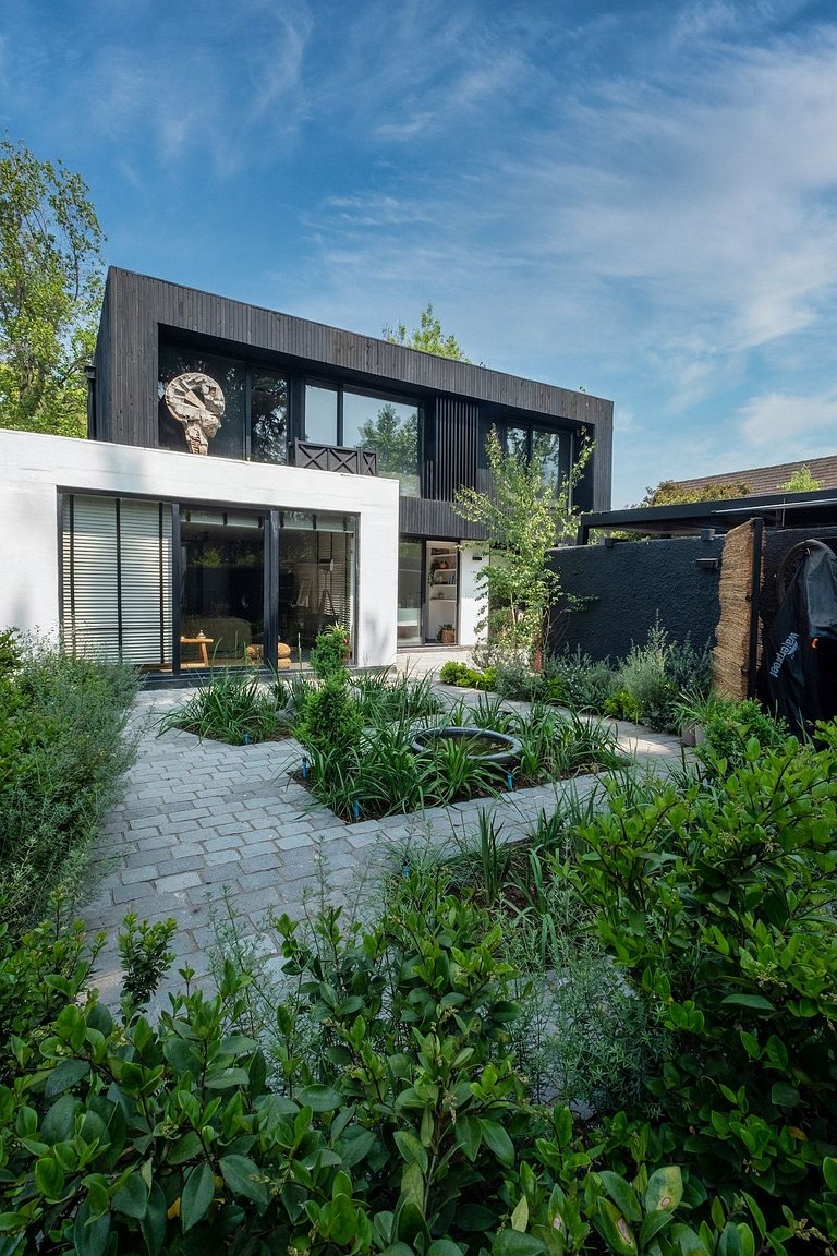 Amplia Casa en Vitacura con piscina veraniega