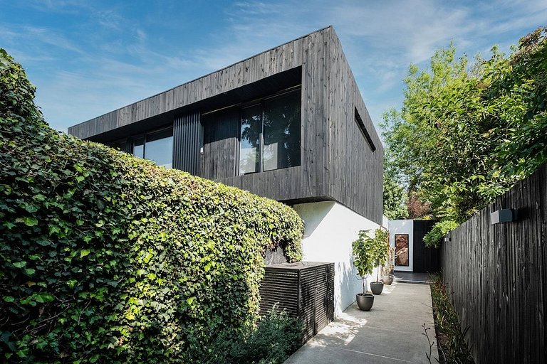 Amplia Casa en Vitacura con piscina veraniega