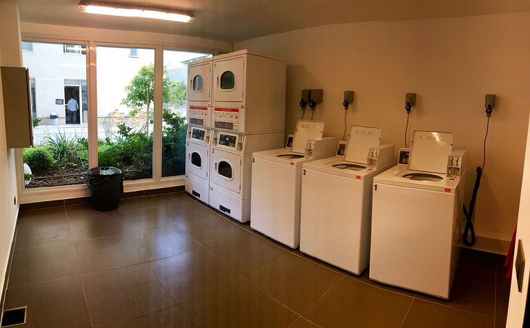 Estudio Moderno con Estacionamiento en Las Condes