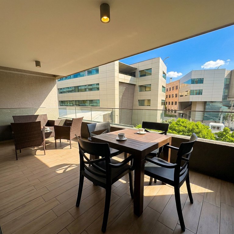 A pasos de Clinica: Parking + Cama King + Wifi