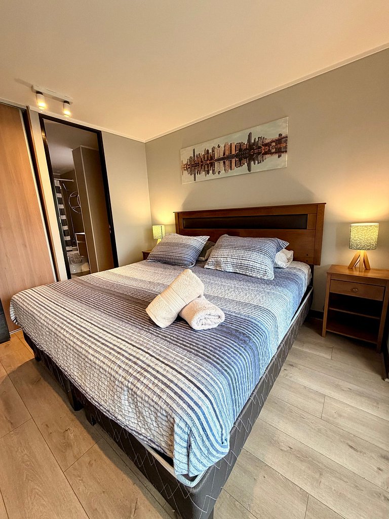 A pasos de Clinica: Parking + Cama King + Wifi